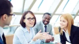 Personne en train de s'affirmer en situations difficiles face à un groupe de personne