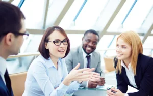 Personne en train de s'affirmer en situations difficiles face à un groupe de personne